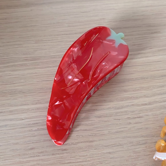 FREE GWP $50+ Cute Hair Claw Clips - Picture 7 of 8